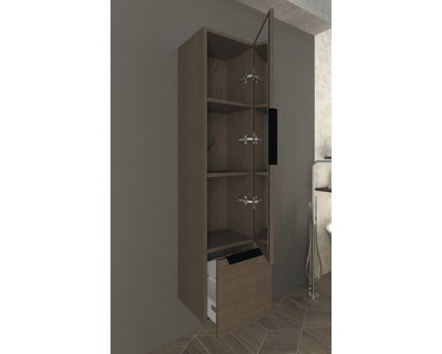 Vysoká skrinka s policami a zásuvkou v kúpeľni.