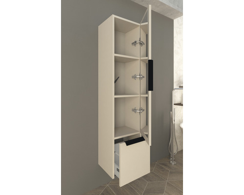 Otvorená vysoká kúpeľňová skrinka s policami a zásuvkou