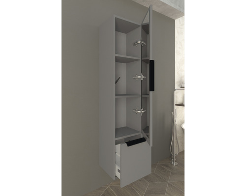 Vysoká skrinka s policami, dvierkami a zásuvkou v kúpeľni