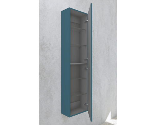 Vysoká skrinka s otvorenými sklenenými policami do kúpeľne