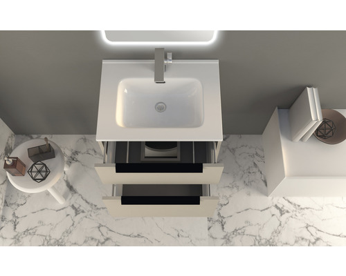 Pohľad zhora na umývadlo s dvomi otvorenými zásuvkami a dekoratívnymi predmetmi v kúpeľni