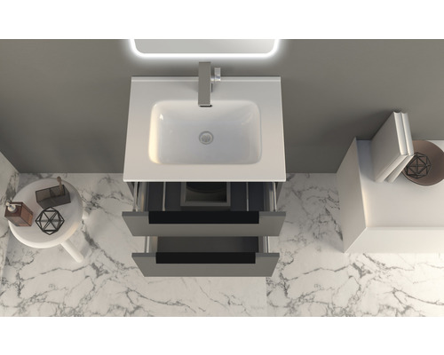 Kúpeľňa s umývadlom, batériou a skrinkou so zásuvkami