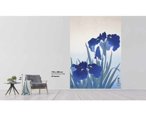 Fototapeta s modrým kvetinovým motívom v miestnosti, rozmery 194 x 280 cm