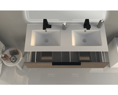 Pohľad zhora na kúpeľňu s dvojitým umývadlom a drevenou skrinkou