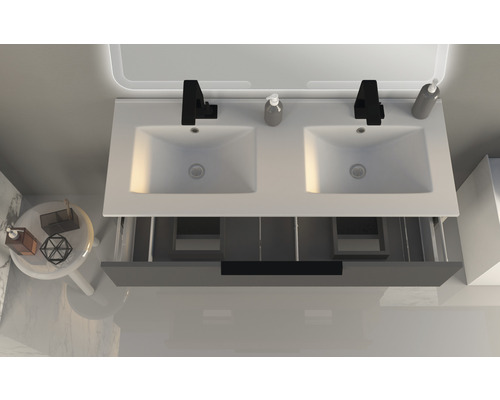 Kúpeľňa s dvojitým umývadlom, batériami a otvorenou zásuvkou