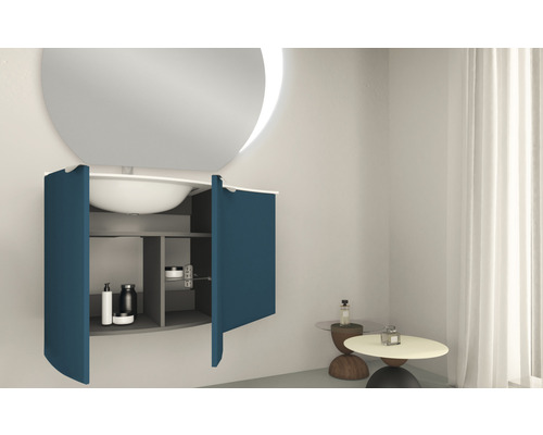 Moderná kúpeľňa s okrúhlym zrkadlom, umývadlom a skrinkou pod umývadlo s otvorenými dvierkami.