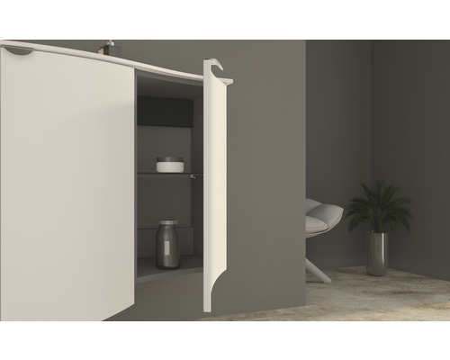 Kúpeľňa so zrkadlovou skrinkou a poličkou