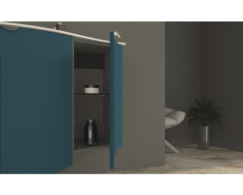 Kúpeľňová skrinka s otvorenou policou a dekoráciou