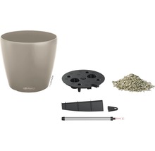 Kvetináč so zavlažovacím systémom a príslušenstvom