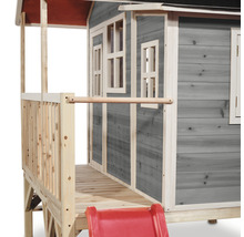 Detailný pohľad na drevený domček na hranie so šmýkačkou a verandou.