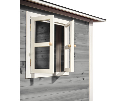 Detailný pohľad na otvorené okno na záhradnom domčeku z dreva