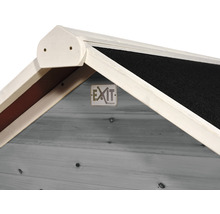 Detailný pohľad na drevený herný domček s bitúmenovou strechou a logom spoločnosti