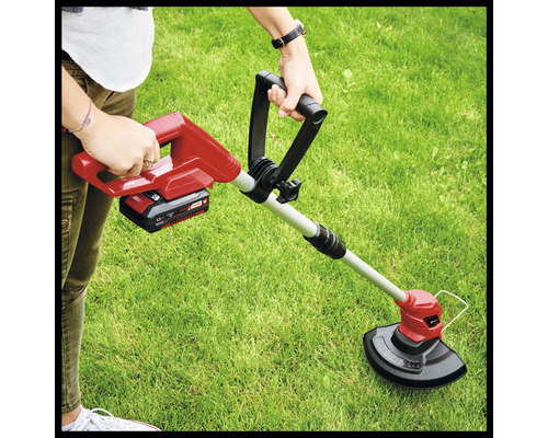 Pohľad na osobu obsluhujúcu akumulátorový vyžínač v záhrade