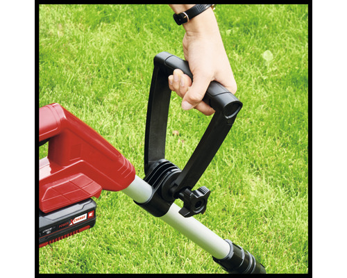 Detailný pohľad na vyžínač s rukou na rukoväti