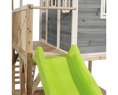 Detailný pohľad na hernú vežu s drevenou šmýkačkou.