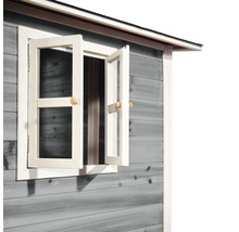 Detail záhradného domčeka s otvoreným oknom