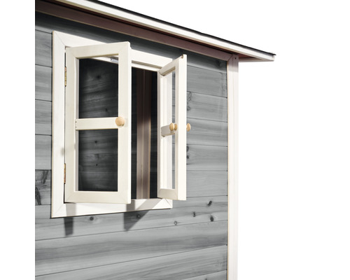 Detail záhradného domčeka s otvoreným oknom