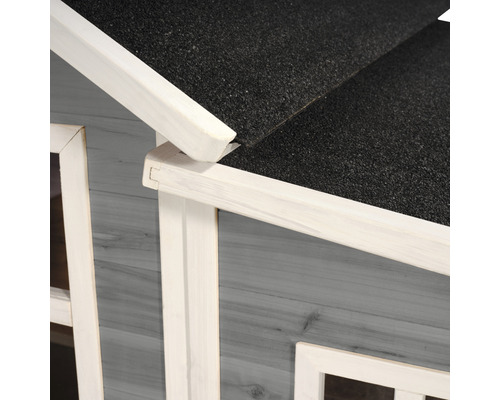 Detailný pohľad na drevený domček na hranie s bitúmenovou strechou