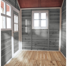 Vnútorný pohľad na detský domček s drevenými stenami, oknami a drevenou podlahou