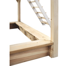 Detailný pohľad na drevenú hraciu vežu s rebríkom