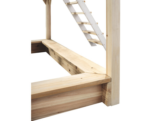 Detailný pohľad na drevenú hraciu vežu s rebríkom