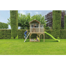 Detský hrací domček so šmýkačkou a pieskoviskom v záhrade