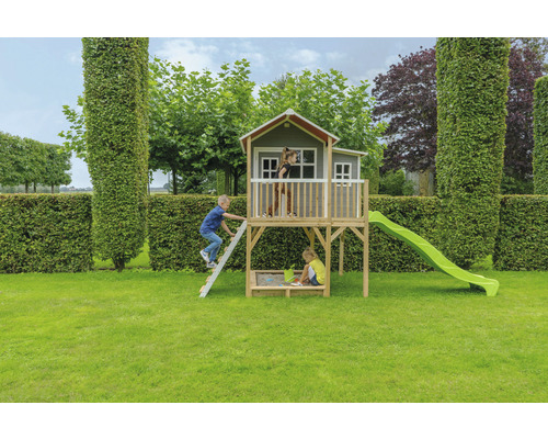 Detský hrací domček so šmýkačkou a pieskoviskom v záhrade