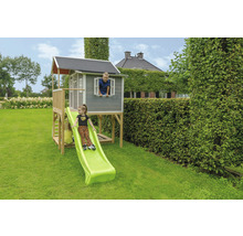 Detský domček so šmýkačkou v záhrade s deťmi