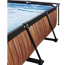 Detailný pohľad na rámový bazén s dreveným vzhľadom a modrou vodnou hladinou.