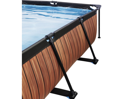 Detailný pohľad na rámový bazén s dreveným vzhľadom a modrou vodnou hladinou.