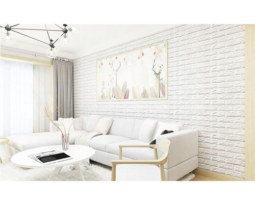 Svetlá obývacia izba s pohovkou, stolom a stenovými panelmi so vzhľadom tehál