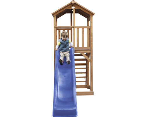 Dieťa sa kĺže na modrej šmýkačke drevenej hracej veže.