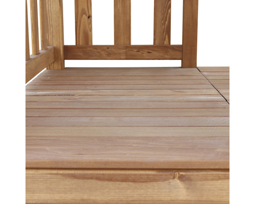 Drevená terasa so zábradlím