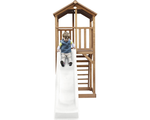 Dieťa sa šmýka na šmýkačke drevenej hracej veže.
