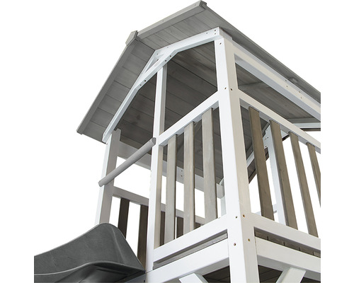 Detailný pohľad na drevenú hraciu vežu so šmýkačkou a strechou