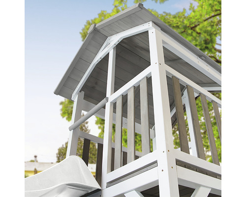 Detailný pohľad na drevenú hraciu vežu so strechou a šmýkačkou