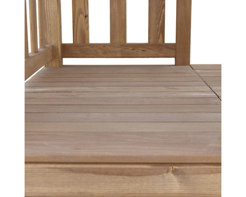 Detailný pohľad na drevenú terasu so zábradlím