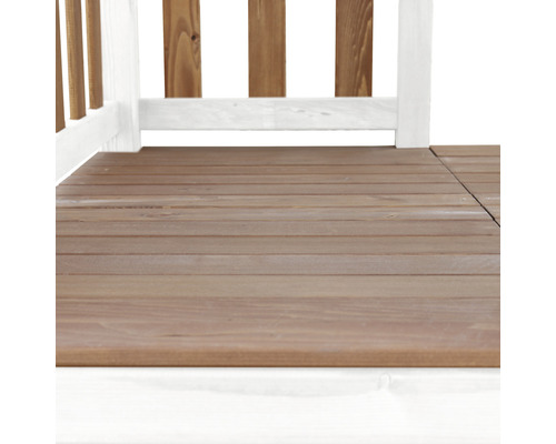 Drevená terasa s drevenými trámami a zábradlím