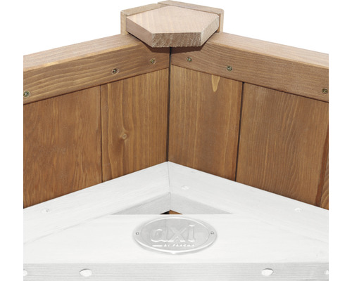 Detailný pohľad na vyvýšený záhon z dreva s logom AXI