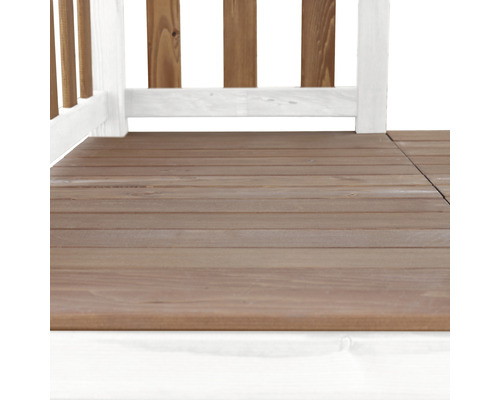 Drevená terasa s dreveným plotom