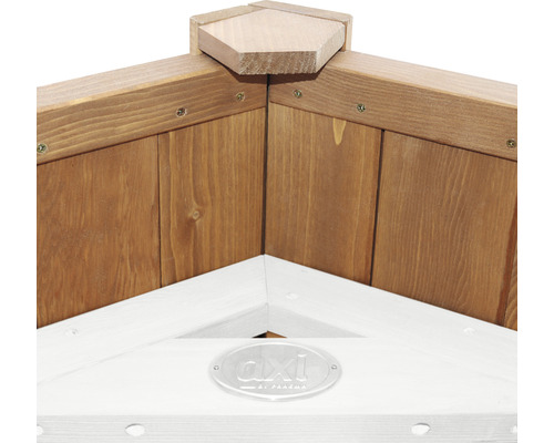 Detailný pohľad na vyvýšený záhon s dreveným rámom a rohovými spojmi