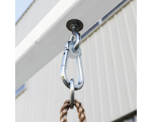 Detailný záber závesu hojdačky s karabínou