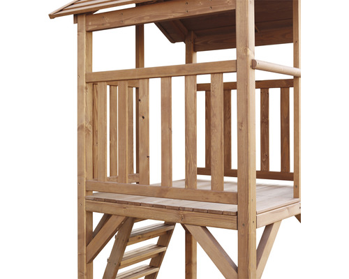 Detailný pohľad na drevenú hraciu vežu s rebríkom a strechou