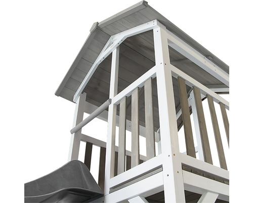 Detailný pohľad na drevenú hernú vežu so šmýkačkou a strechou.