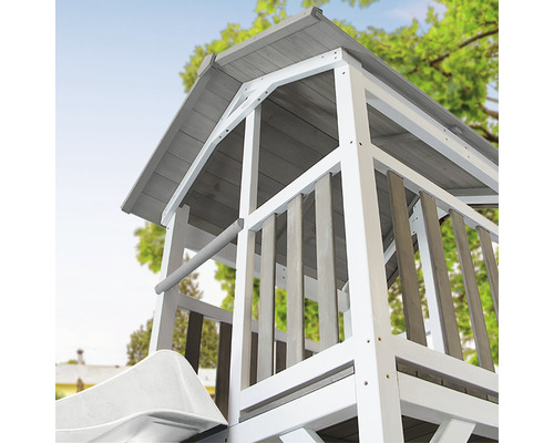 Detailný pohľad na hraciu vežu so strechou a zábradlím