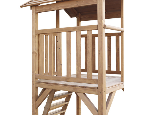 Detailný pohľad na drevený hrací domček s rebríkom a strechou