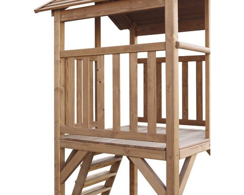 Detailný pohľad na drevený hrací domček so zábradlím a rebríkom