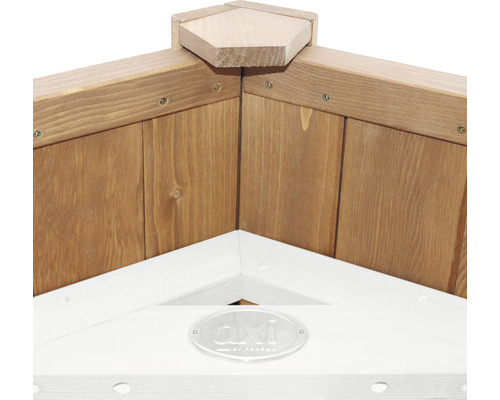 Detailný pohľad na rohovú časť dreveného pieskoviska s logom AXI