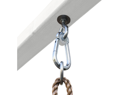 Detailný pohľad na upevnenie hojdačky s karabínou na drevenom tráme