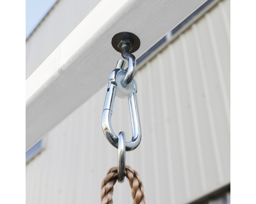 Detailný záber upevnenia hojdačky s karabínou a lanom